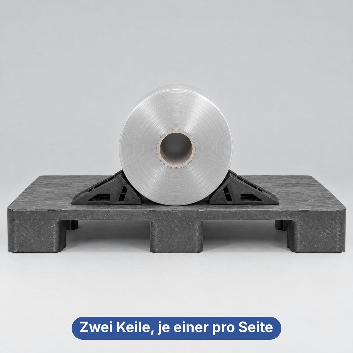 Folienrolle auf einer Flachpalette, gesichert mit zwei Rollenkeilen aus Kunststoff, einer auf jeder Seite