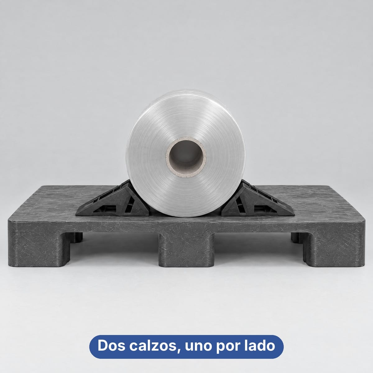 Bobina de film sobre palet plano inmovilizada con dos calzos de plástico, uno a cada lado