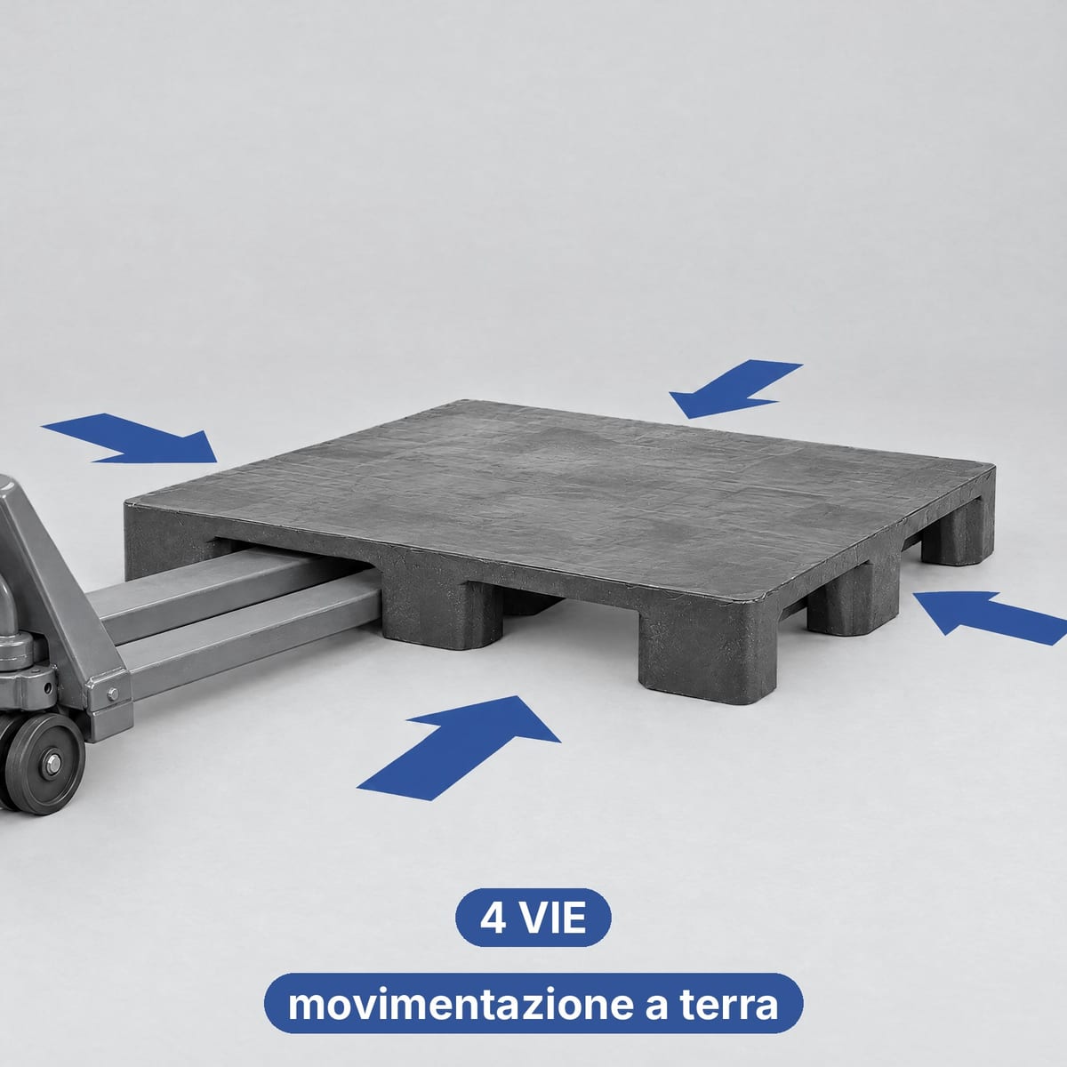 Pallet in plastica ROLL PP08 a piano piatto con ingresso a quattro vie sollevato da un transpallet