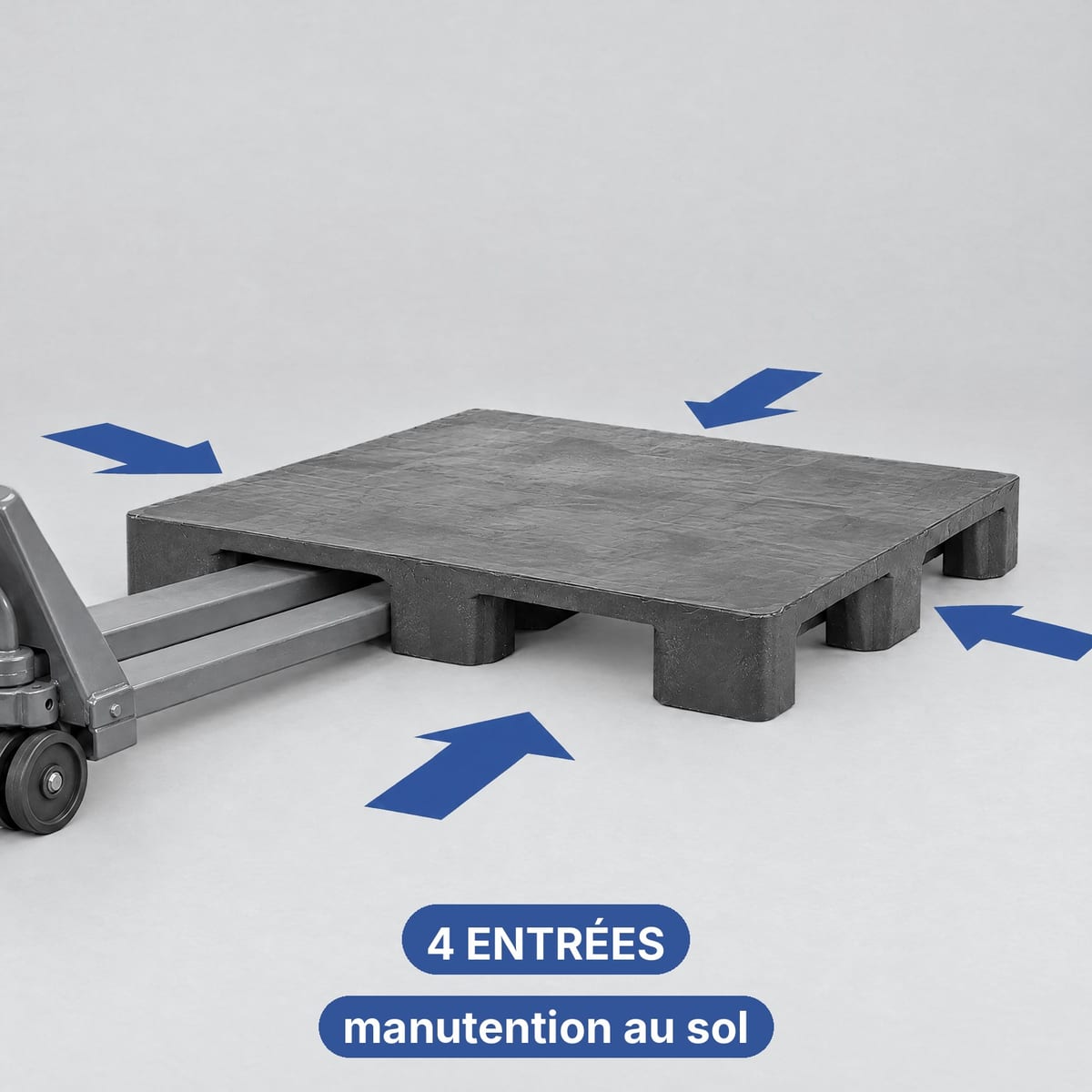 Palette plastique ROLL PP08 à plateau plat avec quatre entrées soulevée par un transpalette