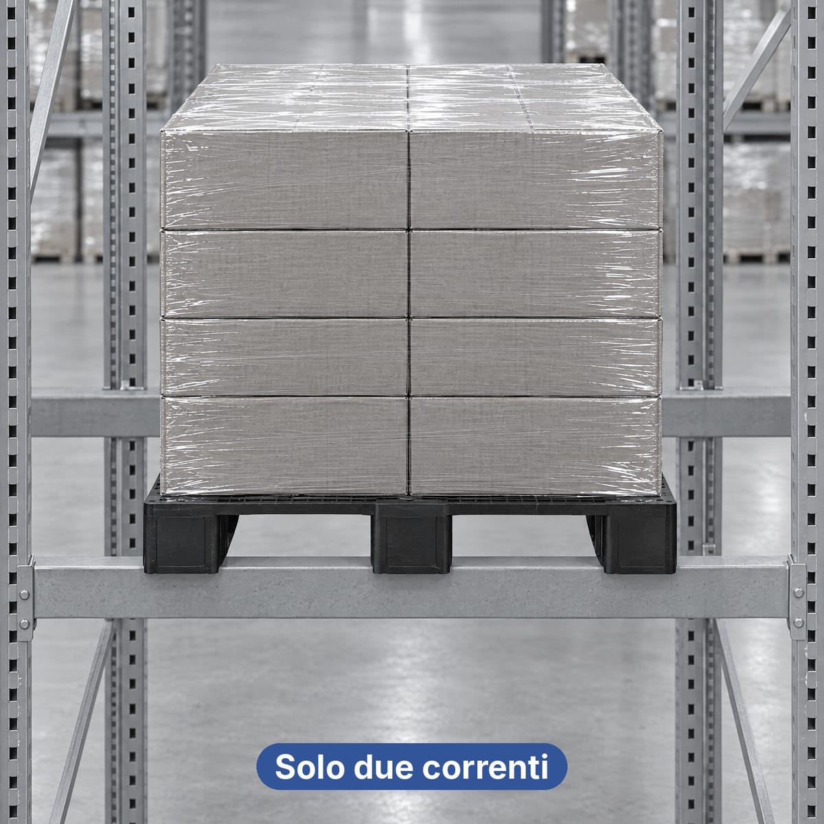 Pallet in plastica a slitte carico di cartoni sospeso tra i due correnti di una scaffalatura portapallet