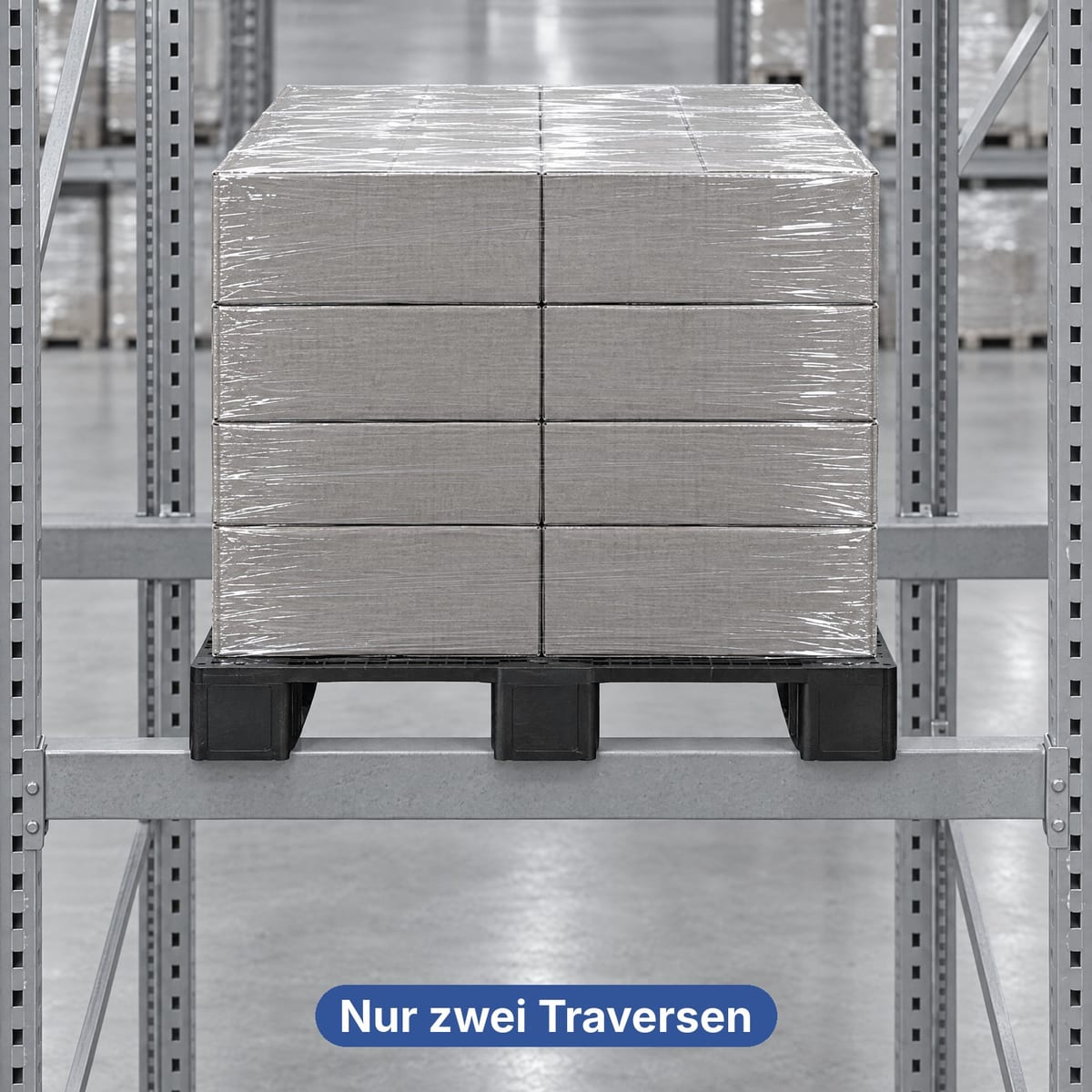Kunststoffpalette mit Kufen und Kartonladung, frei aufliegend auf den beiden Traversen eines Palettenregals