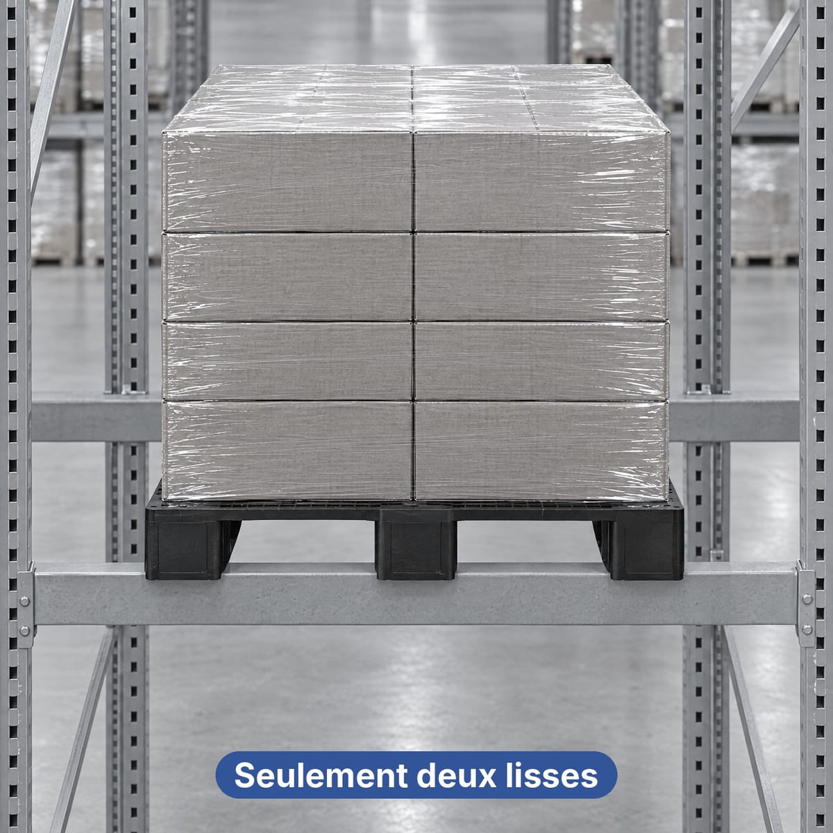 Palette plastique à semelles chargée de cartons, posée entre les deux lisses d'un rayonnage à palettes