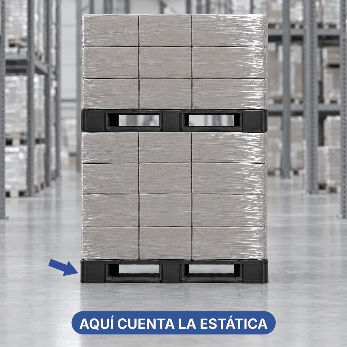 Palets de plástico apilables cargados y remontados en bloque en el suelo del almacén
