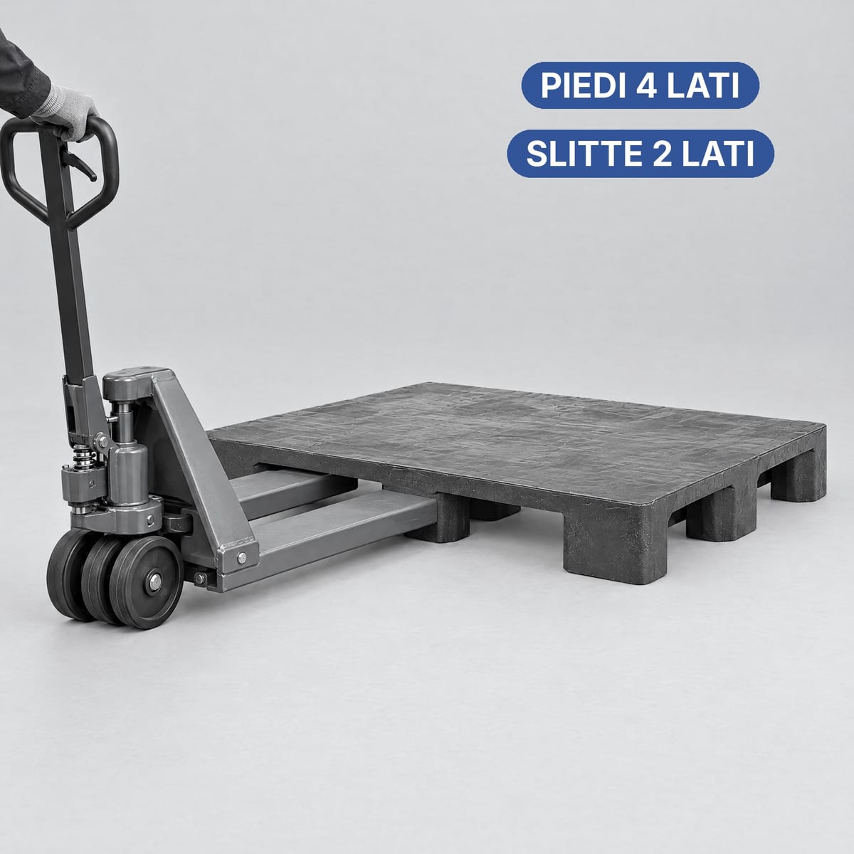 Transpallet manuale che entra di lato in un pallet in plastica a 9 piedi