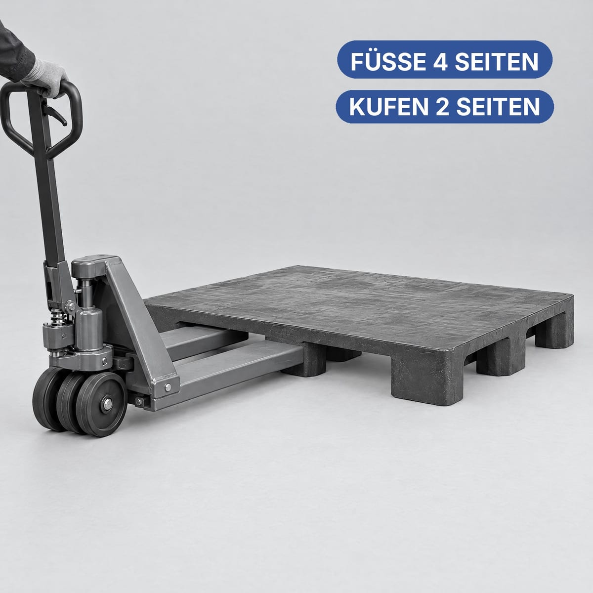 Handhubwagen fährt seitlich in eine Kunststoffpalette mit 9 Füßen ein