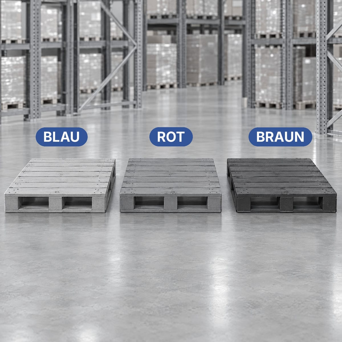 Drei Mietpaletten aus Holz nebeneinander in den Farben der Pools: blau, rot und braun